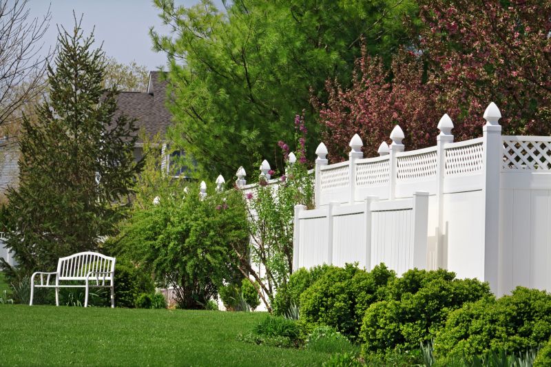 Vinyl Vinyl Fence with Lattice Top